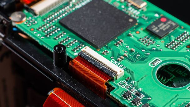 Elektronisch bord met aangesloten platte kabels voor het aansluiten van een chip close-up - Foto, afbeelding