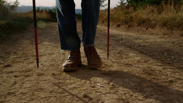 Άνθρωπος με μπότες πεζοπορίας που περπατάει στο χωματόδρομο. Άρρεν πεζοπόρος πεζοπορία στα βουνά - Φωτογραφία, εικόνα