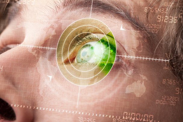Hombre moderno con tecnología cibernética objetivo ojo militar - Foto, imagen