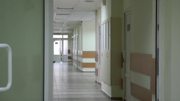 Long couloir lumineux vide à l'hôpital - Séquence, vidéo