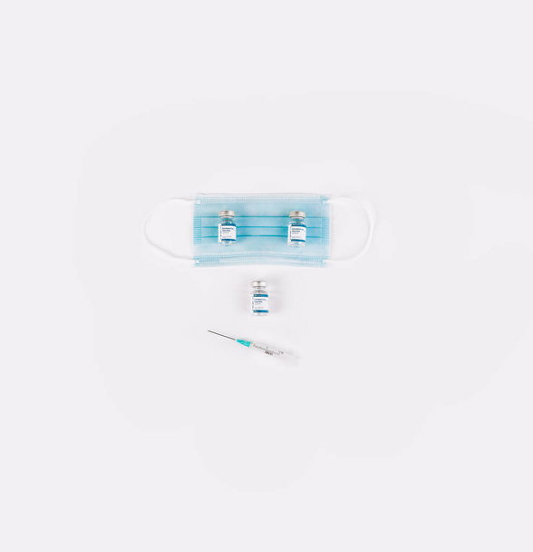 Plan de Zénith de flacons, masque et seringue de Vaccin avec fond blanc. Souriez concept médical. Espace de copie. - Photo, image