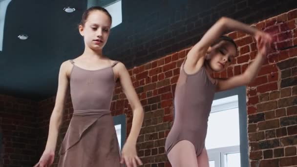 Χορός μπαλέτου - δύο κορίτσια μπαλαρίνας σε μια σχολή χορού - Πλάνα, βίντεο