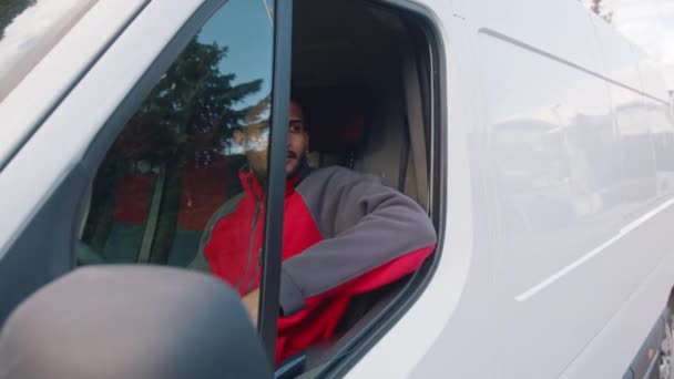 Молодой индиец, показывающий большой палец через окно фургона - Кадры, видео