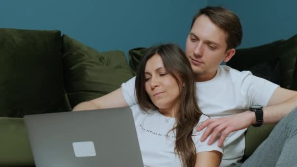 Glückliches junges Paar nutzt Laptop für E-Commerce und macht gemeinsam Online-Einkäufe. - Filmmaterial, Video