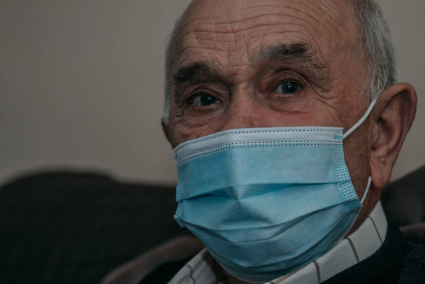 retrato de hombre mayor con máscara - Foto, imagen