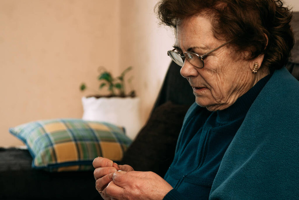 vieille femme ou grand-mère tricot à la maison - Photo, image