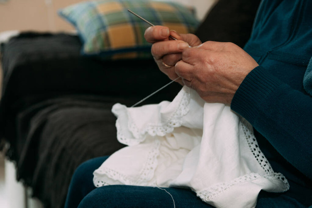 detailní záběr dámské ruční pletení nebo háčkování doma - Fotografie, Obrázek