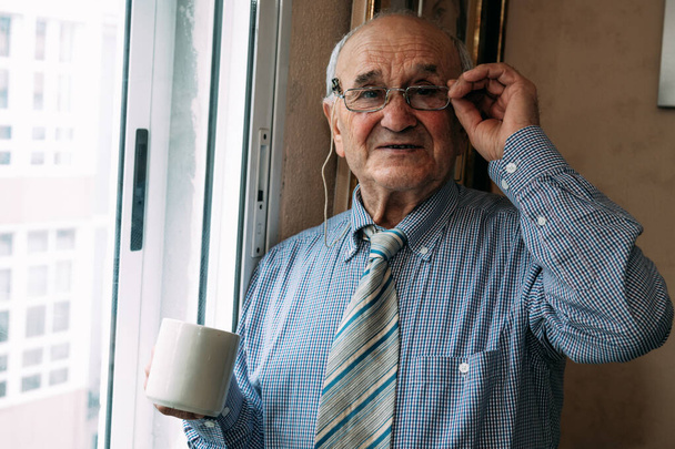 uomo anziano con tazza di caffè a casa - Foto, immagini