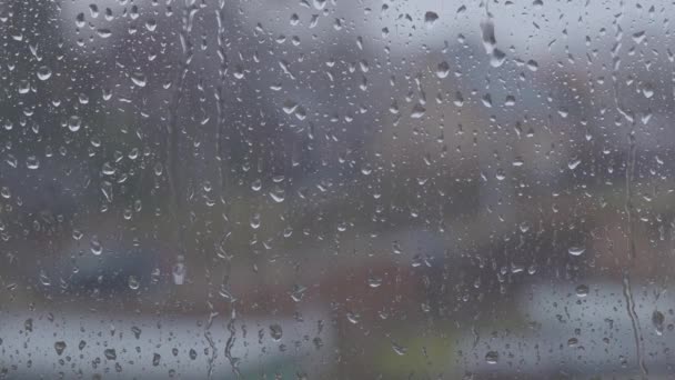 Γυαλί παράθυρο σε βροχερό καιρό με σταγόνες βροχής - Πλάνα, βίντεο