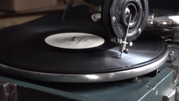 Antiguo fonógrafo gramófono patrón interior retro con disco de vinilo giratorio LP - Metraje, vídeo
