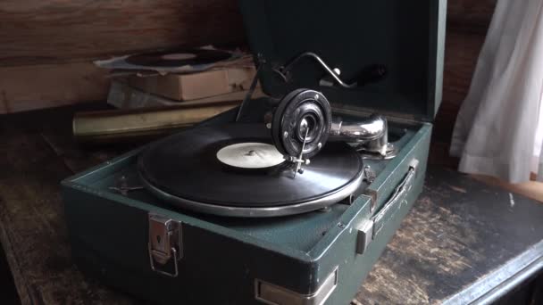 Ancien gramophone phonographe intérieur rétro avec disque vinyle rotatif LP - Séquence, vidéo
