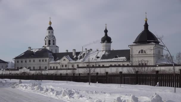 Sviyazhsk Katedrali UNESCO Manastırı ya da kilisesi. Karlı kışta beyaz duvarlar - Video, Çekim