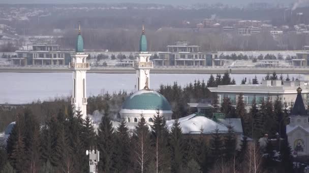 Mezquita Irek Kazán Tartaristán. Humo de pipa. Río congelado en el fondo de invierno - Metraje, vídeo