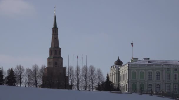Ruské vlajky na věži Sojembika a prezidentském paláci v Kazanském kremelském Tatarstánu - Záběry, video