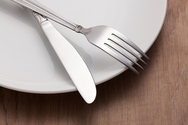 vidlička a nůž na talíři - Fotografie, Obrázek