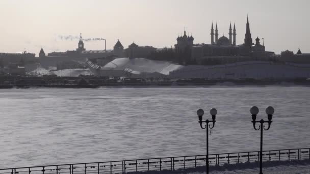 Kazan Kremlin. Pohled na druhou stranu zamrzlé zimní řeky Kazanka. Mešita Kula Sharifa - Záběry, video