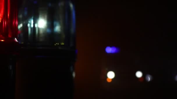 Polizeiautos blau und rot, runde Oldtimer-Sirenen in Dunkelheit. Rotierende Polizeisirene im Retro-Stil. Selektiver Fokus - Filmmaterial, Video