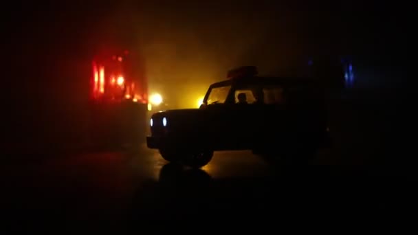 Polizeiauto blau und rot runde Oldtimer-Sirene in Dunkelheit. Rotierende Polizeisirene im Retro-Stil. Selektiver Fokus - Filmmaterial, Video