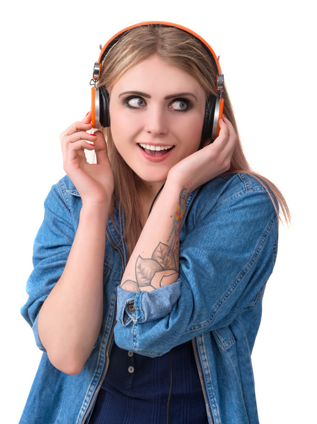 uśmiechnięta młoda dziewczyna w słuchawkach - Zdjęcie, obraz