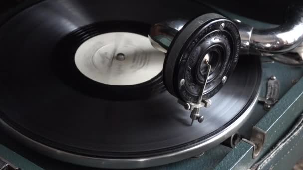 Antiguo fonógrafo gramófono patrón interior retro con disco de vinilo giratorio LP - Imágenes, Vídeo