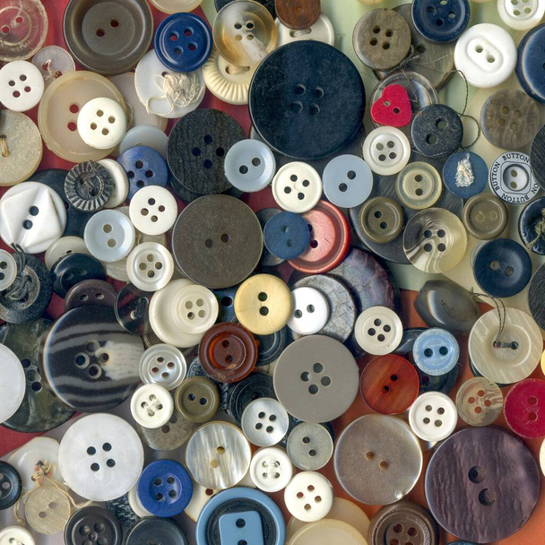 Fechar botões, imagem colorida macro. Coleção de variados botões de roupas de reposição vintage. Ferramentas de costura. Cor botões quadro na textura do tecido fundo papel de parede - Foto, Imagem