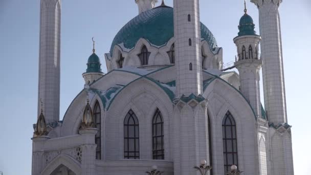 Kul Sharif Moskee in Kazan kremlin, Tatarstan. Blauwe heldere lucht in de winter - Video