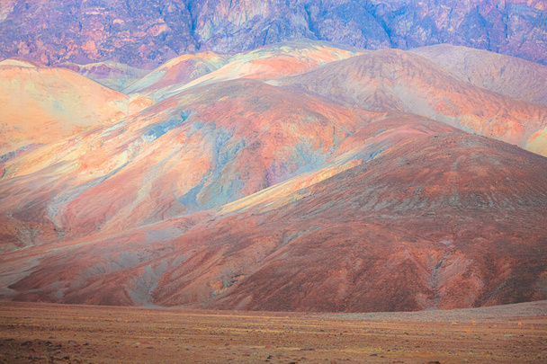 Color pastel y textura del colorido terreno rocoso volcánico de otro mundo del paisaje de las tierras baldías en el Parque Nacional Death Valley Park, EE.UU.. - Foto, imagen
