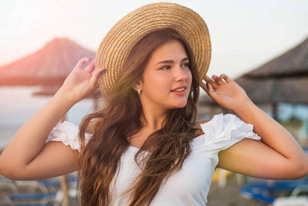 Portret van tiener vrolijk plus size tienermeisje met hoed die geniet van het strand. glimlachen, gelukkig, positieve emotie, zomerse stijl. - Foto, afbeelding