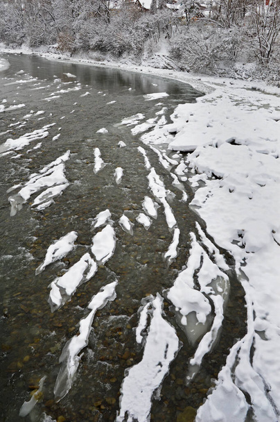 Ο Μαύρος Ποταμός Cheremosh στη Verkhovyna καλύπτεται με πάγο και χιόνι. Ουκρανία - Φωτογραφία, εικόνα