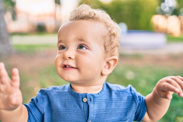 晴れた日に公園で楽しんでいるかわいいと幸せな小さな男の子。美しいですブロンド髪男性幼児遊び屋外 - 写真・画像