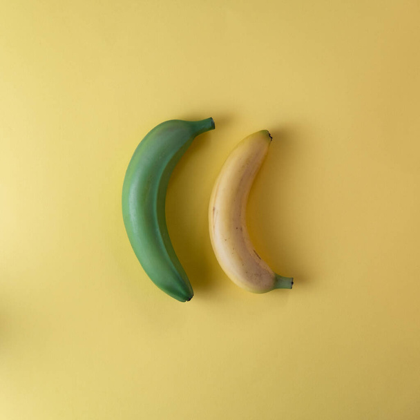  Na žlutém pozadí ležely ploché banány. Z pohledu shora. Tvůrčí letní nápad - Fotografie, Obrázek