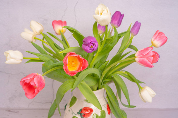 Virágcsokor. Tulipánok közelről. Különböző színek. Képeslap, van hely a szövegnek. Háttér, textúra. Tavasz és szépség, gratulálok. - Fotó, kép