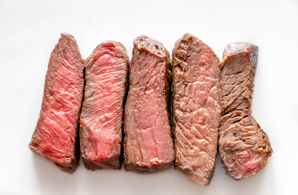 Biftek: az pişmiş pişmiş olandan az pişmiş olana kadar. - Fotoğraf, Görsel