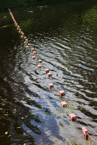 μικρές σημαδούρες στο νερό, που περικλείουν την περιοχή δοκιμής του ιστιοφόρου - Φωτογραφία, εικόνα