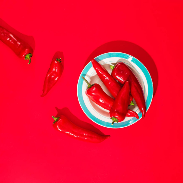 Vihannesten minimaalinen asetelma. Punainen paprika lautasella - Valokuva, kuva