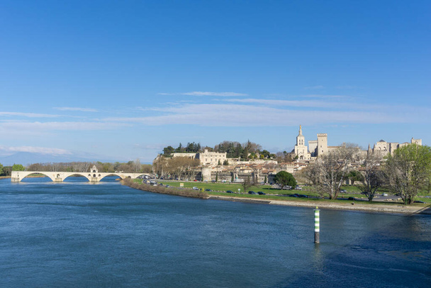 Μια πανοραμική θέα της πόλης της Αβινιόν στον ποταμό Ροδανό - Φωτογραφία, εικόνα