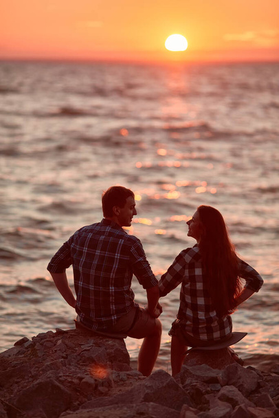 Couple amoureux silhouette pendant le coucher du soleil toucher les nez - Photo, image