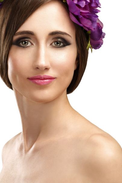 Beautiful girl with violet flowers in her hair beauty shot - Foto, afbeelding