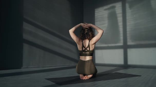 Jeune dame attrayante détente assis dans le yoga asana - Séquence, vidéo