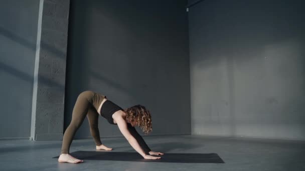Jeune femme pratiquant des poses de yoga. Position de la main - Séquence, vidéo