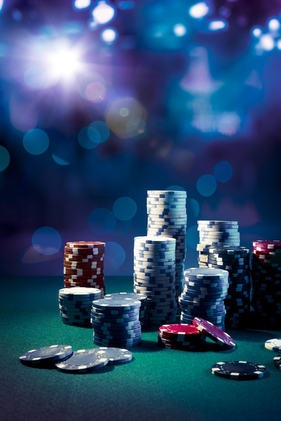 Покерні фішки на ігровому столі
 - Фото, зображення