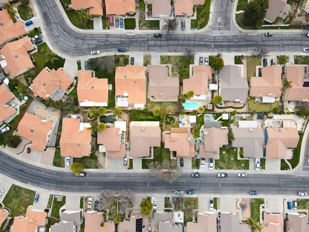 Vista aérea do bairro na cidade de Hemet, no Vale de San Jacinto, no Condado de Riverside, Califórnia - Foto, Imagem