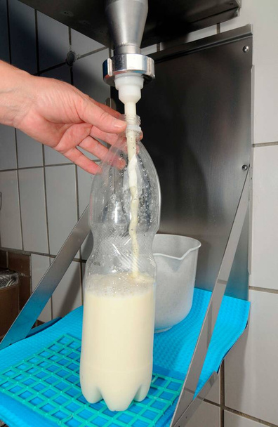 čerstvé mléko z prodejního automatu na mléko na farmě - Fotografie, Obrázek