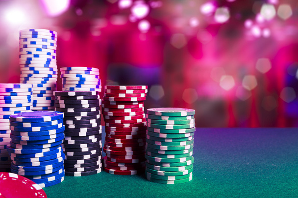 Фишки казино на игровом столе
 - Фото, изображение