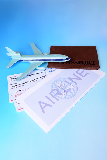 Bilety lotnicze z paszportem na jasnoniebieskim tle - Zdjęcie, obraz