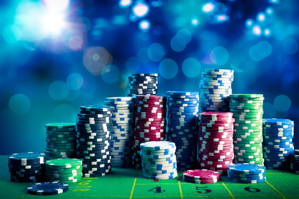 Покерные фишки на игровом столе - Фото, изображение