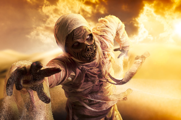 spaventosa mummia in un deserto al tramonto
 - Foto, immagini