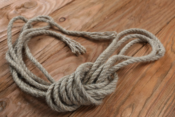 Cuerdas sobre fondo de madera
 - Foto, Imagen