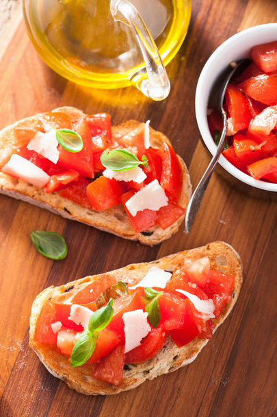 イタリアのトマト、パルメザン チーズ、ニンニク、オリーブ オイルのブルスケッタ - 写真・画像