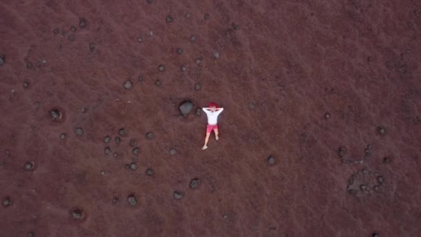 Άνθρωπος που αναπαύεται στον ηφαιστειακό λόφο Capelinhos Volcano, Νησί Faial, Αζόρες - Πλάνα, βίντεο
